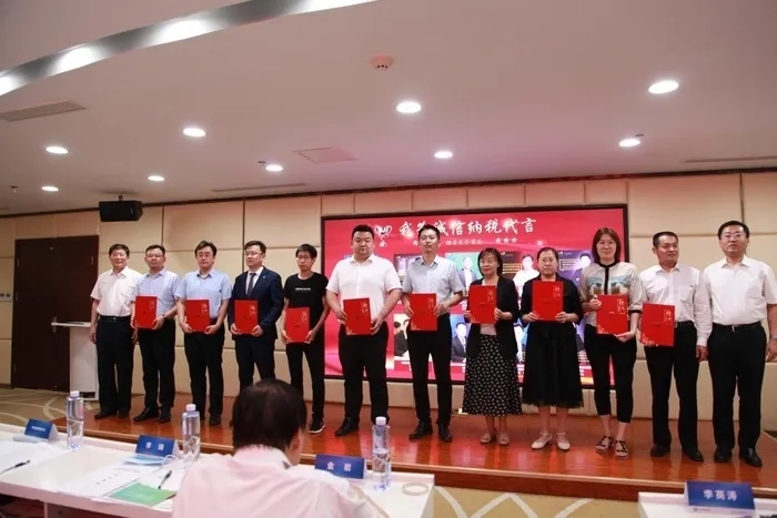 集团党委书记、、、总经理盖忠琳受聘为赤峰市“诚信纳税代言人”