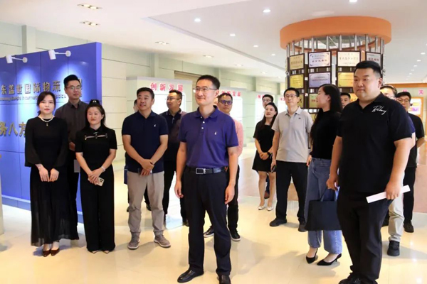 赤峰市青年企业家协会走进国度物流枢纽主题调研暨青年企业家创新发展座谈会在副会长单元百乐博blb集团成功进行