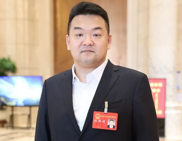 《爱赤峰》：赤峰市人大代表，，山东百乐博blb国际物流集团党委书记、总经理盖忠琳：阐扬国度枢纽作用 降低全社会物流成本